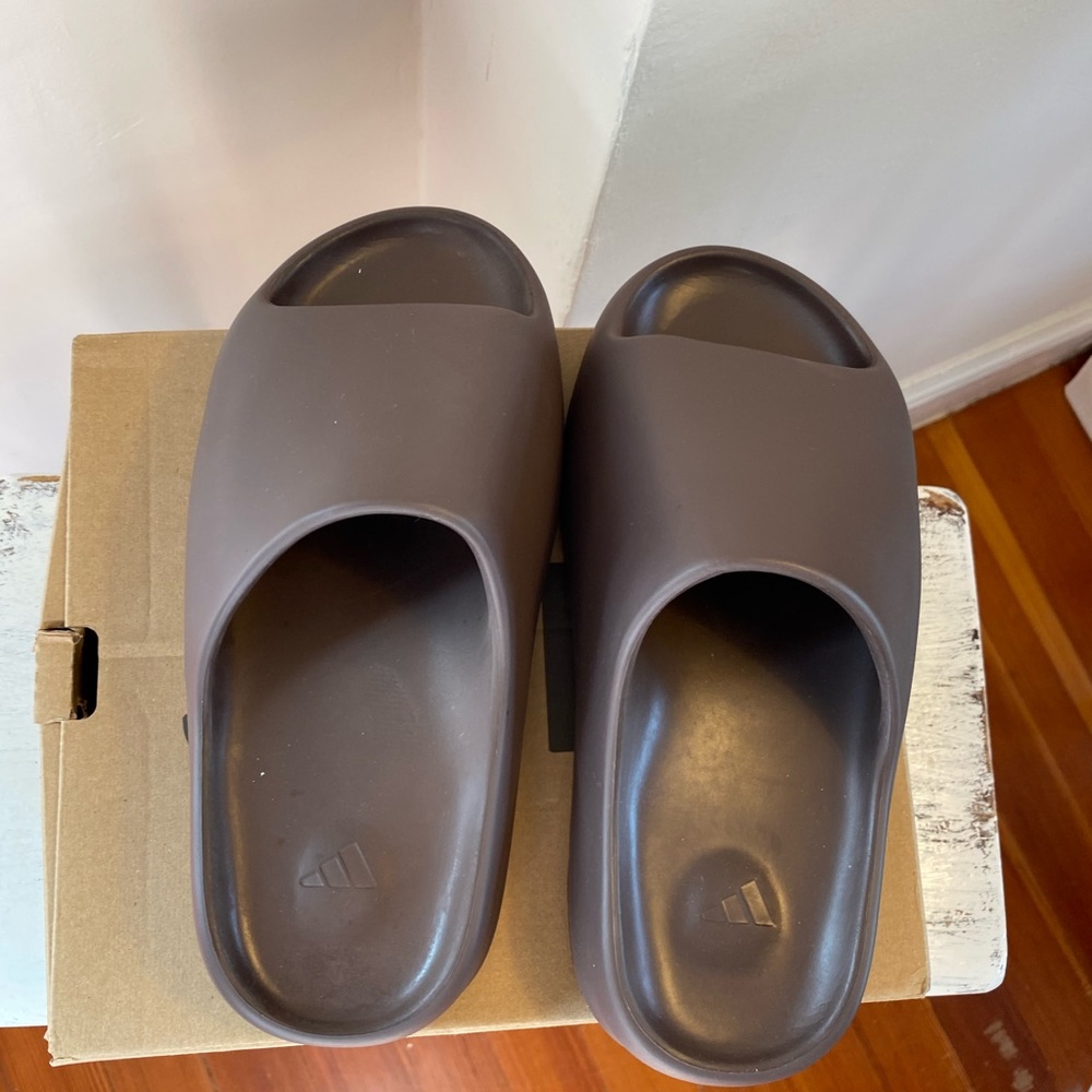 Yeezy Slides Soot - Picture 4 of 4